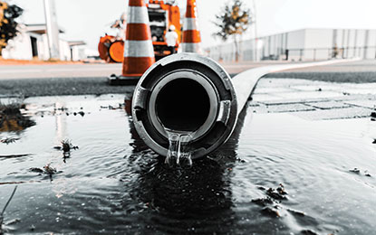 Waterslang bij het reinigen van een septische put