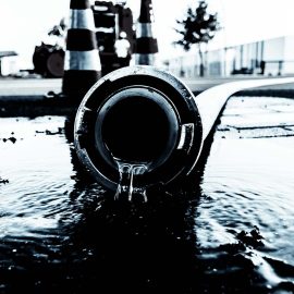 Waterslang bij het reinigen van een septische put